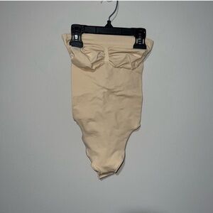 SKIMS SEAMLESS SCULPT STRAPLESS THONG BODYSUIT SAND MEDIUM